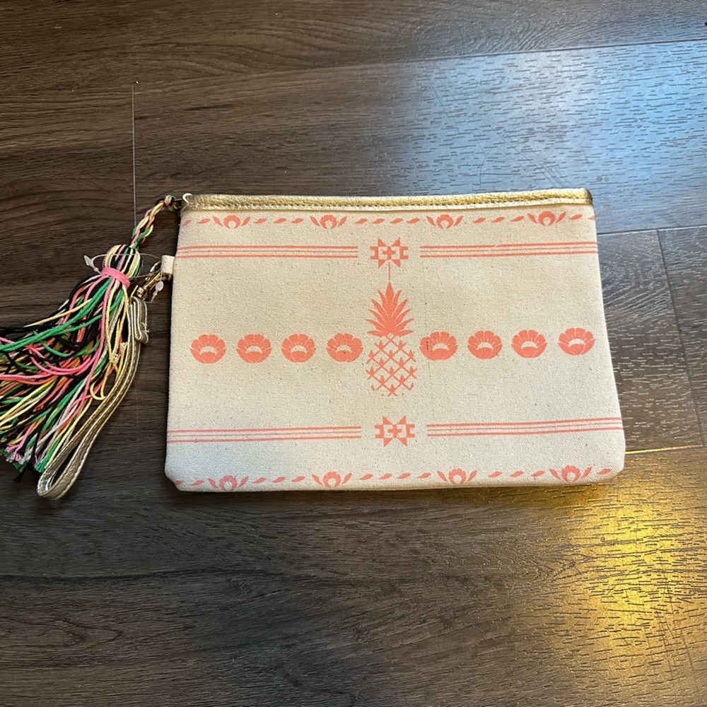 Pineapple clutch